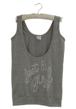 Τοπ με "just a girl" αποτύπωμα