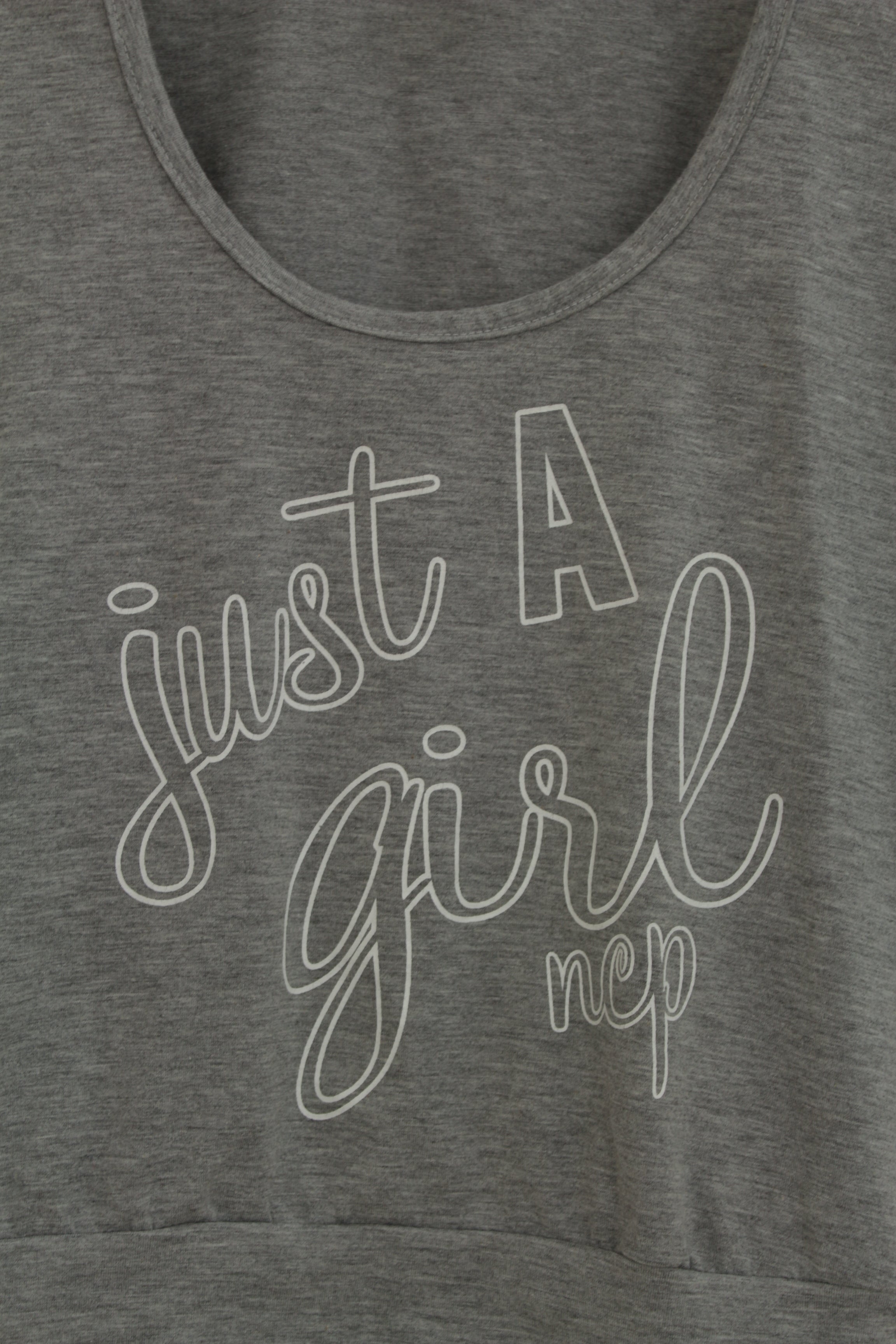 Τοπ με "just a girl" αποτύπωμα